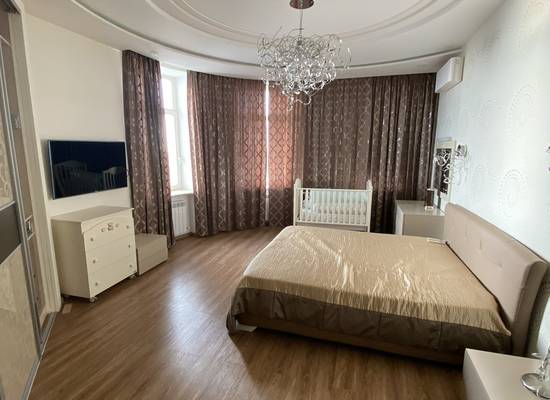 4-кімнатна квартира, 202,00 м², Каркашадзе пров. — фото 1